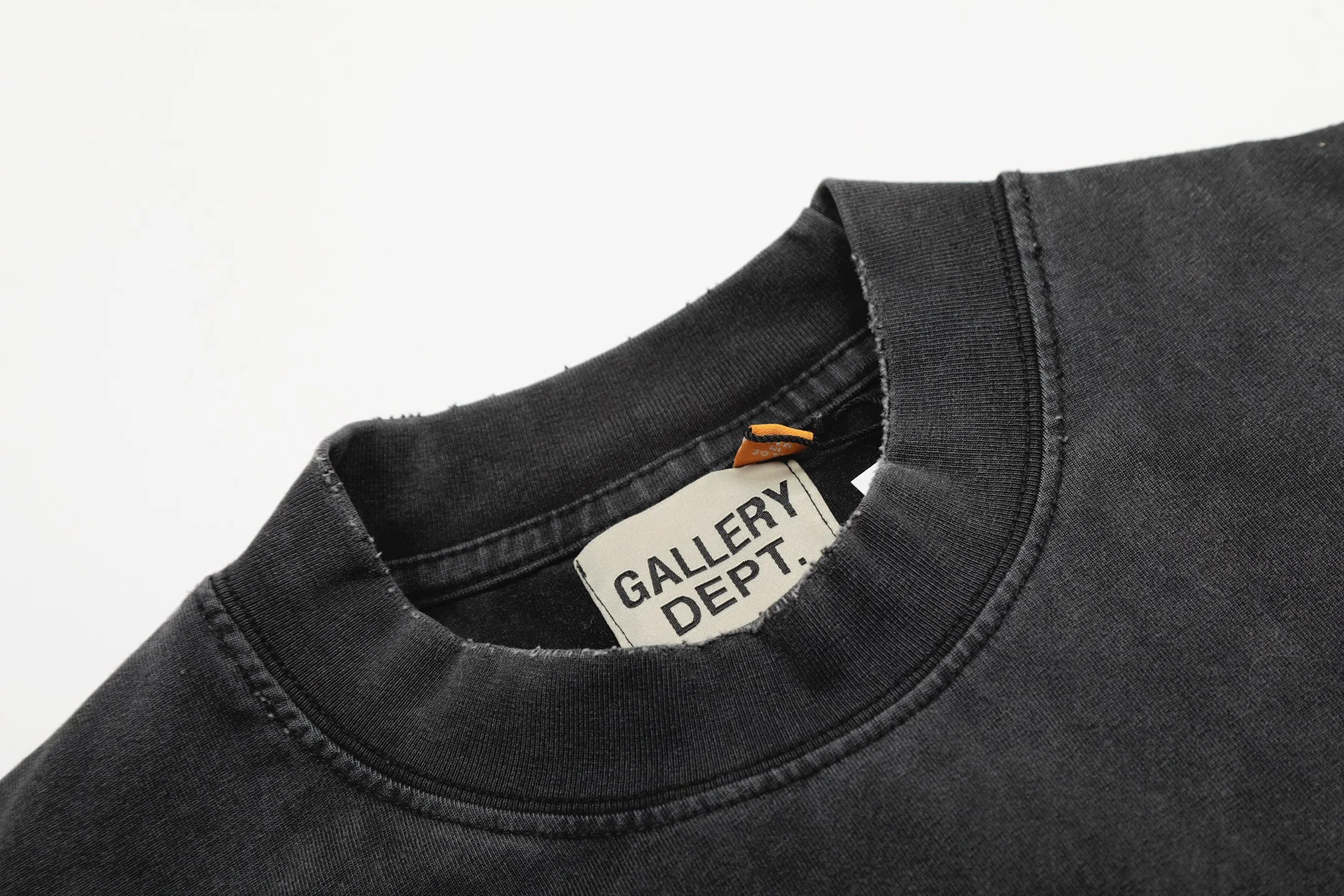 pt model number #G1016 P116 GALLERY DEPT. Old and frayed sleeveless waistcoat short sleeves. Skull and snake year limited edition. Front and back printing. Made of 280G double yarn pure cotton. The fabric is comfortable and stylish. After washing and distressing, the upper body becomes more fashionable and cool. The collar and hem are frayed. The design is full. The US version is too large. Color: washed black, apricot, size S/M/L/XL.